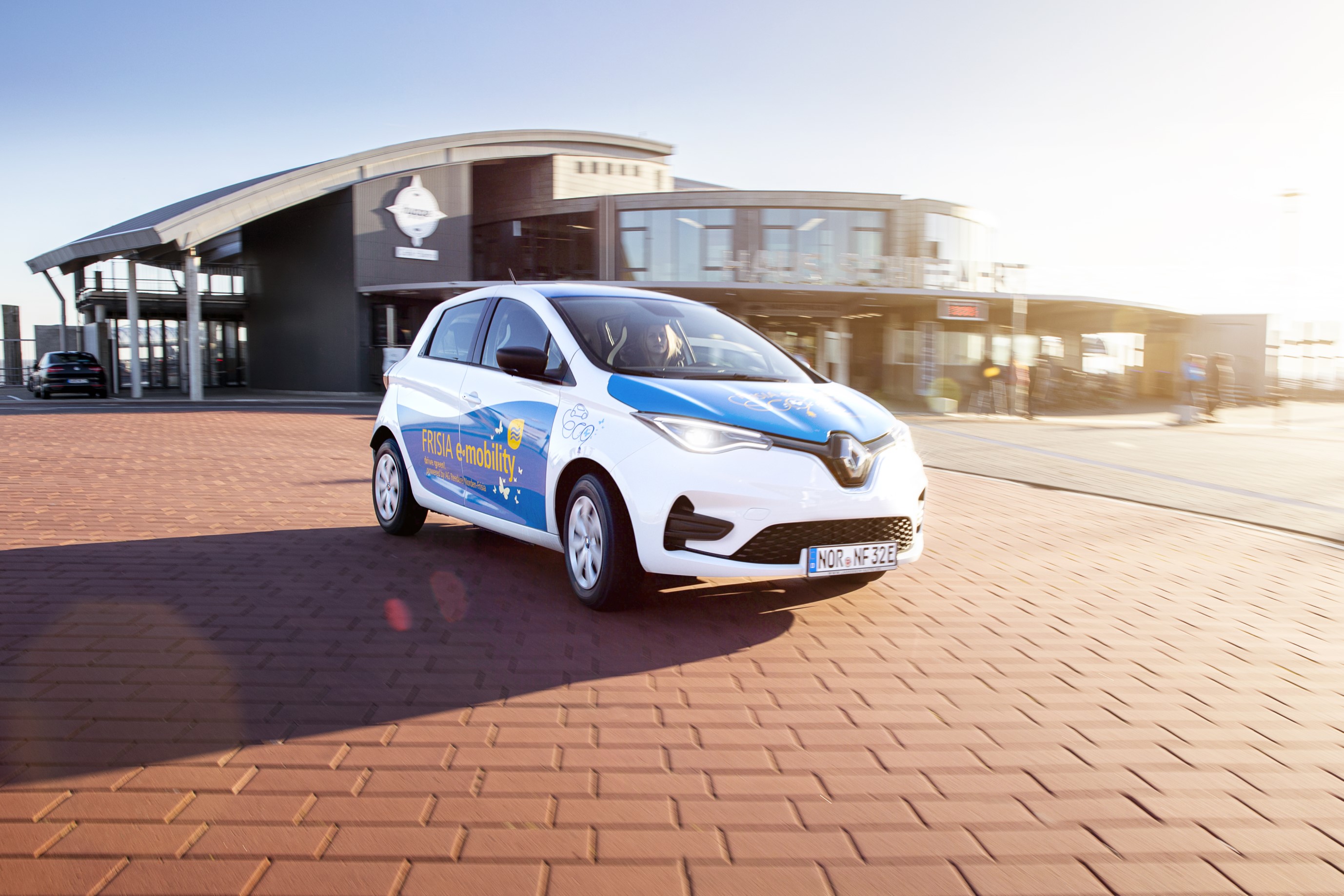 Ein Auto mit der Aufschrift Frisia e-mobility